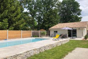 podwórko z basenem i domem w obiekcie Modern family house with a furnished terrace swimming pool and parking w mieście Pessac