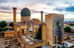 an old mosque with a dome on top of it at HOTELVAZIRA in Samarkand