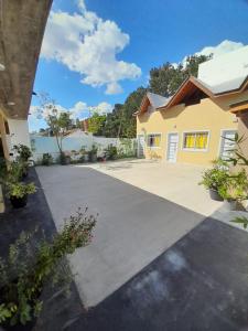 サンベルナルドにあるAltos SB Complejo Duplex 1の家の前の私道