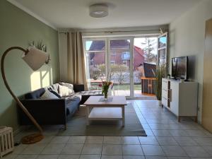 a living room with a couch and a table at Watt will man Meer in Cuxhaven