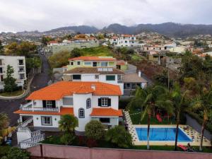 Útsýni yfir sundlaug á Beautiful 1-Bed Apartment in Funchal Madeira eða í nágrenninu