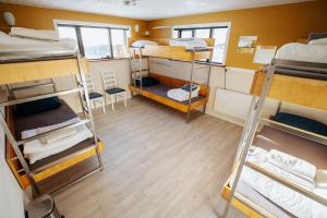 Poschodová posteľ alebo postele v izbe v ubytovaní Vík Hostel