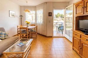 een woonkamer met een bank en een tafel bij Grifeu 17 Apartamento al lado de la playa in Llança