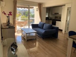 a living room with a blue couch and a table at Edificio Albires in Albir