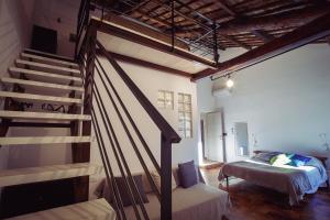 タルクイーニアにあるLa Residenza dei Prioriの階段とベッドが備わる客室です。