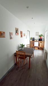 une chambre avec une table et des chaises ainsi qu'une cuisine dans l'établissement LauRina - Chambre, SDB, terrasse, arrivée autonome, à Royan