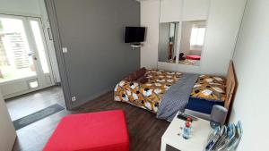 ein kleines Schlafzimmer mit einem Bett und einem Spiegel in der Unterkunft LauRina - Chambre, SDB, terrasse, arrivée autonome in Royan