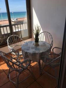 O vedere generală la mare sau o vedere la mare
luată din acest apartament