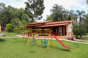 een speeltuin met een glijbaan voor een huis bij CHACARA ESPERANÇA in Pirenópolis
