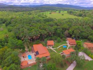 een luchtfoto van een huis met bomen bij CHACARA ESPERANÇA in Pirenópolis