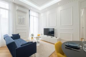 un soggiorno con divano blu e tavolo di 3-bedroom apartment in the heart of Cannes a Cannes