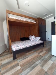 Een bed of bedden in een kamer bij Apartman Studio LASTIN PUT Divčibare