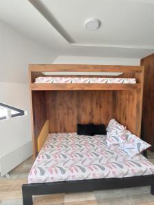 Een bed of bedden in een kamer bij Apartman Studio LASTIN PUT Divčibare