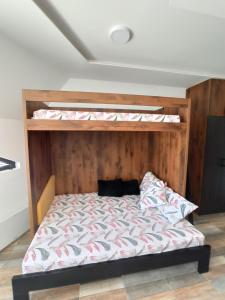 Een bed of bedden in een kamer bij Apartman Studio LASTIN PUT Divčibare