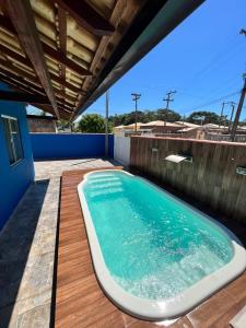 uma banheira de hidromassagem no deque de uma casa em Casa com piscina para temporada - Unamar, Cabo Frio - RJ em Cabo Frio