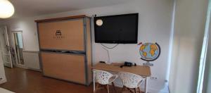 TV a/nebo společenská místnost v ubytování Hostal Pozo