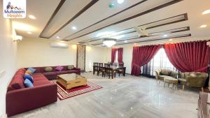 Uma área de estar em Multazam Heights, DHA Phase 8 - Three Bedrooms Family Apartments