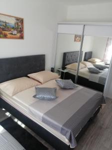 1 dormitorio con 2 camas y espejo en Apartment All 4 You, en Split