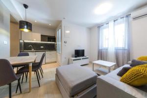 Kuchyň nebo kuchyňský kout v ubytování Apartments Gavran 2.