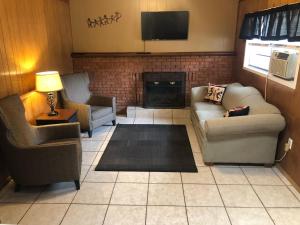 a living room with two couches and a fireplace at High Country Lodge in Alto