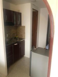 een lege keuken met een wastafel en een aanrecht bij Apt estudio calle97301 in Bogota