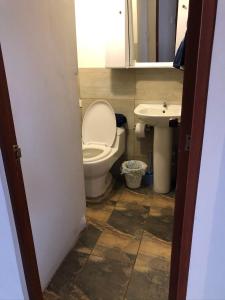 łazienka z toaletą i umywalką w obiekcie Apt estudio calle97301 w mieście Bogota