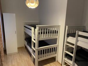Zimmer mit 2 Etagenbetten und einem Kronleuchter in der Unterkunft Gesamte Unterkunft für 6 Personen in Wien