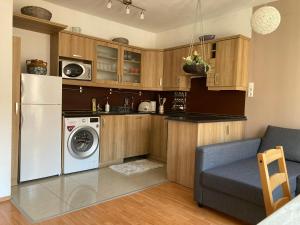 Kuchyňa alebo kuchynka v ubytovaní Germar Apartman