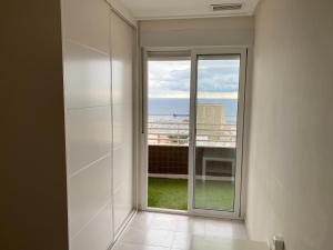 Una habitación con una ventana con vista al mar. en Apartamento 24th floor & sea view, en Alicante