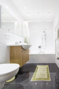 ein Badezimmer mit einem Waschbecken, einem WC und einer Badewanne in der Unterkunft Gästehaus Helga in Scharnitz