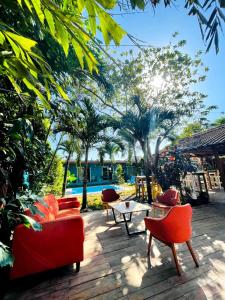 een patio met banken en een tafel en stoelen bij HOTEL CAREY in Pedasí Town