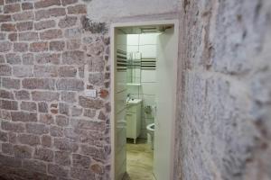 Ванная комната в Studio apartment in the old city of Šibenik