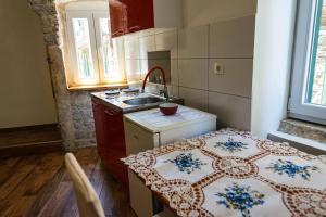 Кухня или мини-кухня в Studio apartment in the old city of Šibenik
