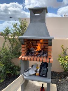 un horno de ladrillo con un fuego dentro de él en Villa Kareva, en Caleta de Fuste