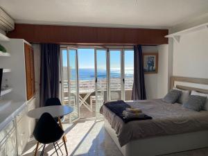 ein Schlafzimmer mit Bett und Blick auf das Meer in der Unterkunft Apartamento 19th floor & sea view in Alicante