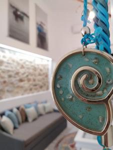 ein türkisfarbenes Ornament, das in einem Wohnzimmer hängt in der Unterkunft Kalymnos Gallery in Kalymnos