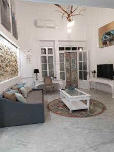 ein Wohnzimmer mit einem Sofa und einem Couchtisch in der Unterkunft Kalymnos Gallery in Kalymnos