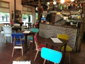 a restaurant with tables and chairs and a bar at Hotel Cristobal de Colón in Colón