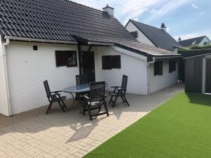 un patio avec une table et des chaises devant une maison dans l'établissement vakantiehuis nieuwendamme, à Nieuport