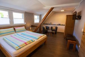 1 dormitorio con 1 cama grande y una escalera en Der Weinladen, en Kröv