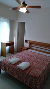una camera con un letto con due cuscini sopra di Los mirasoles a Necochea