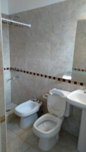 łazienka z toaletą i umywalką w obiekcie Los mirasoles w mieście Necochea