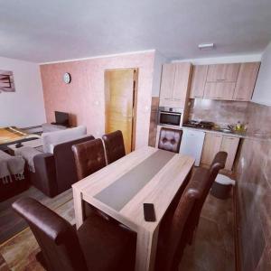 A kitchen or kitchenette at Apartman Popadić