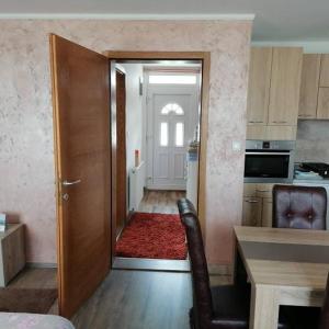 Una cocina o cocineta en Apartman Popadić