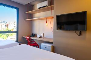 Televiisor ja/või meelelahutuskeskus majutusasutuses ibis Styles Porto Alegre Moinhos de Vento