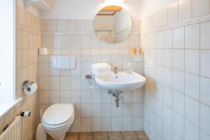 Ванная комната в Direkt am Deich - Ferienwohnung Sylt im Gästehaus Am Badedeich +6 фотографий
