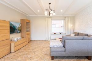 Hugin في هوسوم: غرفة معيشة مع أريكة وتلفزيون