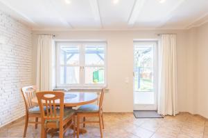 Hugin في هوسوم: غرفة طعام بها طاولة وكراسي ونافذة +9 صور