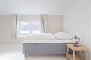 Hugin في هوسوم: غرفة نوم بسرير ومصباح ونافذة