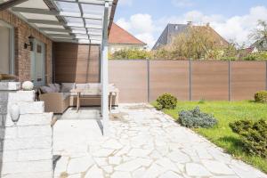 Hugin في هوسوم: فناء مع طاولة وسياج